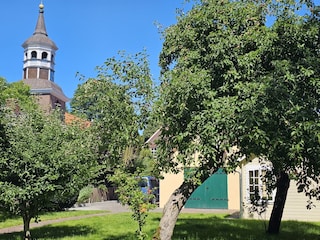 Garten mit Blick auf die Kirche