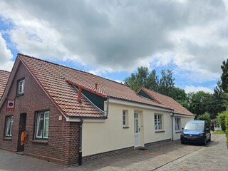 Eingang Ferienwohnung und Parkplatz