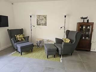 Sitzecke mit Fernseher