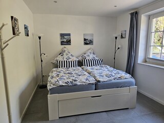 Schlafzimmer mit Doppelbett