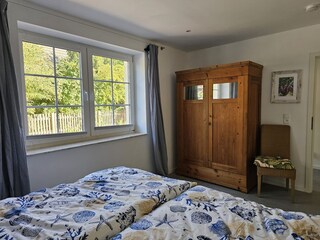Schlafzimmer mit Blick auf den Kirchturm