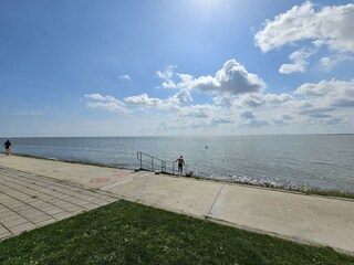 Baden am einzigen Südstrand der Nordseeküste