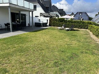 Großer Garten mit Whirlpool und Terrasse