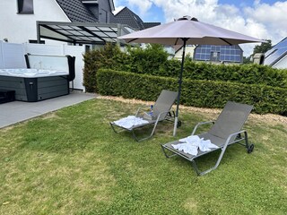Großer Garten mit Whirlpool und Terrasse
