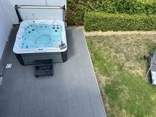Blick vom Balkon auf den Whirlpool