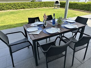 Überdachte Terrasse und großer Garten