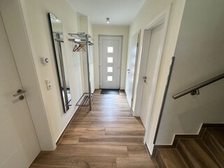 Eingangsbereich mit Garderobe und Spiegel