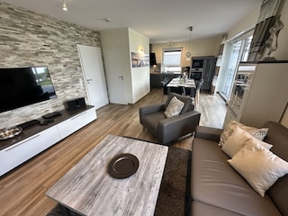 Blick vom Wohnbereich auf Essplatz und Küche