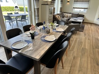 Essbereich mit Blick in den Garten