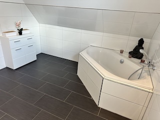 Bad OG mit Badewanne, Raindancedusche und Sauna