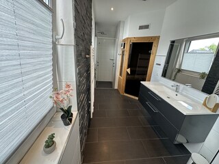 Bad OG mit Badewanne, Raindancedusche und Sauna