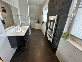 Bad OG mit Badewanne, Raindancedusche und Sauna