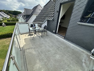 Großer Balkon mit Blick auf den See