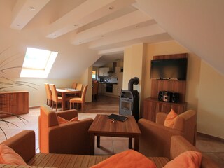 Wohnzimmer mit Blick in den offenen Küchenbereich