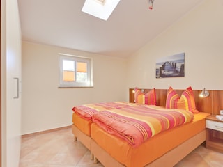 Schlafzimmer mit extra Zustellliege zum Ausziehen