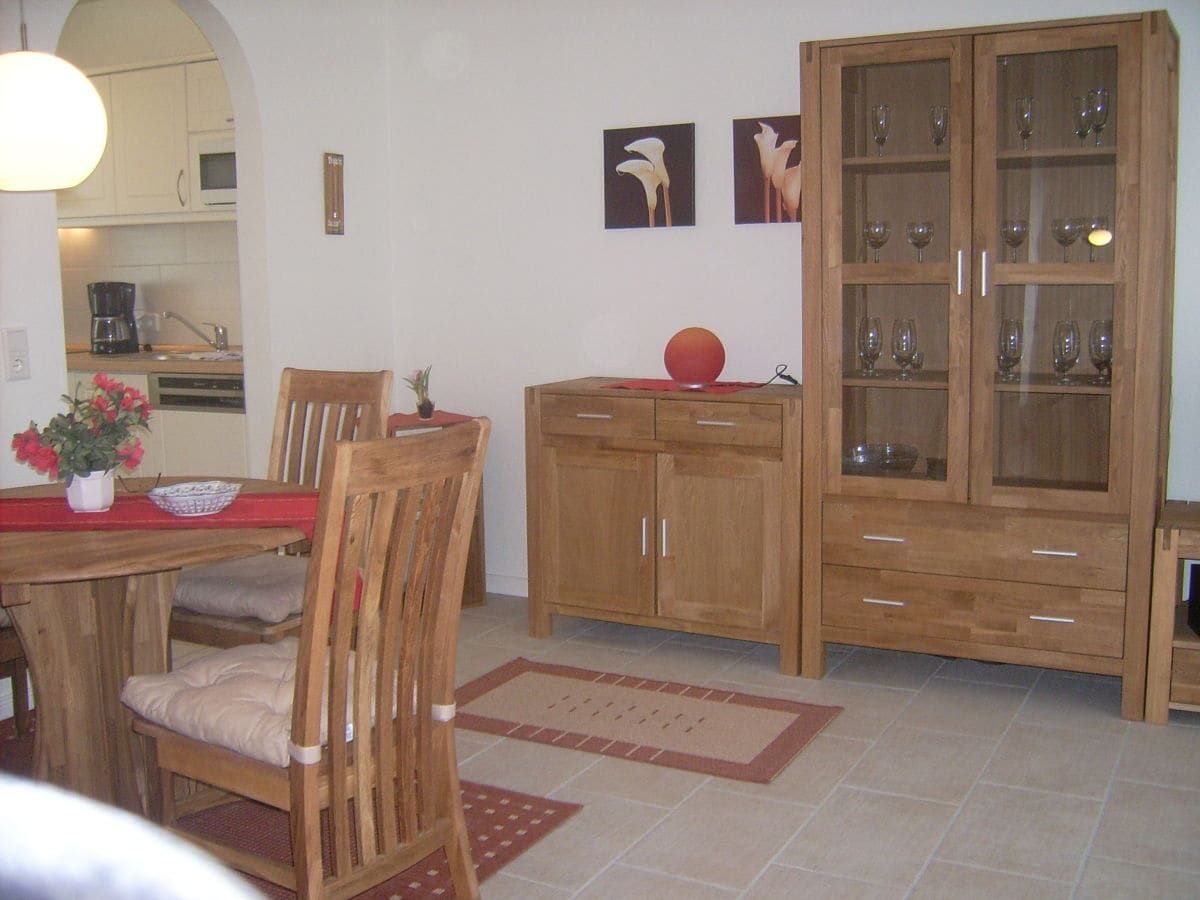 Wohnzimmer, hinten links die Küche