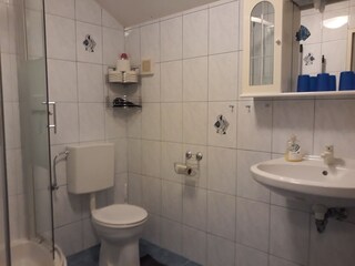 Bad mit Dusche und WC