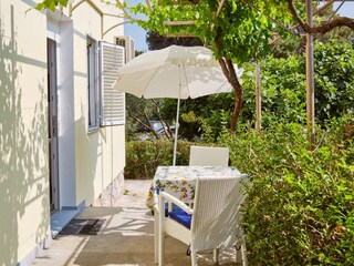 angenehme Terrasse mit Garten