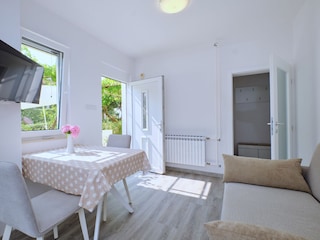 Sofa, TV, Zugang auf Terrasse
