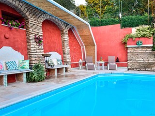 Schwimmbad mit Solarium