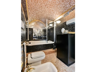 BAGNO CON JACUZZI DOPPIA E MOSAICO DORATO