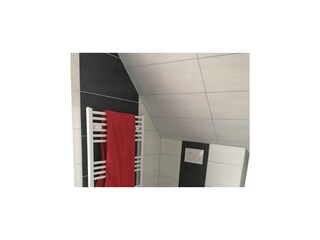 Bad mit Toilette und Handtuchtrockner