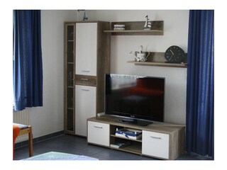 Wohnzimmerschrank mit Gläsern und Spielen