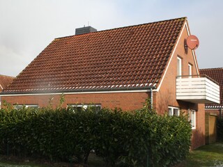 hinter der Hecke ist die Terrasse