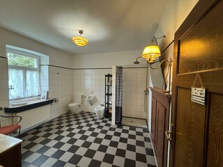großes Badezimmer