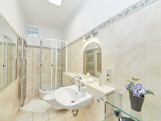 Badezimmer mit Dusche