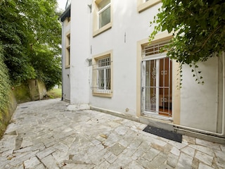 Terrasse hinter dem Haus