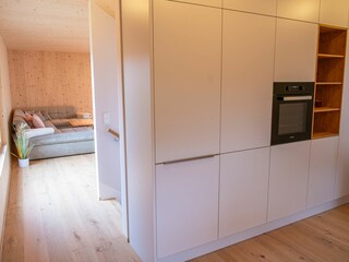 Blick von der Küche ins Wohnzimmer