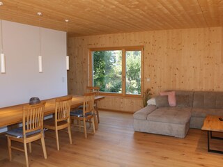 Das Wohnzimmer mit Fenster