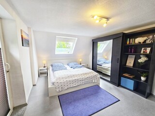 Gemütliches geräumiges Schlafzimmer