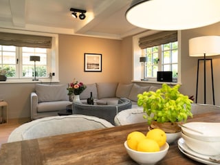 Esstisch mit Blick auf Wohnbereich