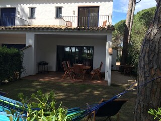 Hochwertige Gartenmöbel, 10 Liegestühle, 2 Grills