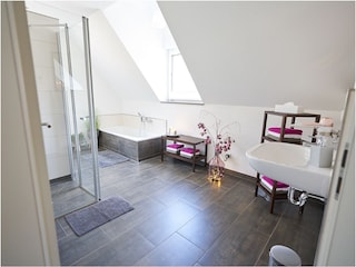 Großes Badezimmer im Obergeschoss