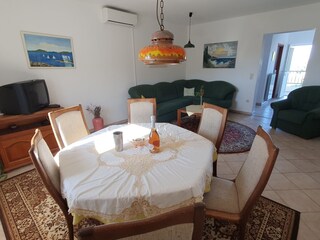 Wohnzimmer mit Essecke 1