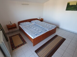 Schlafzimmer 2  I. OG
