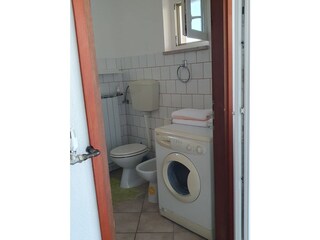 Badezimmer 1 mit Waschmaschine I-OG