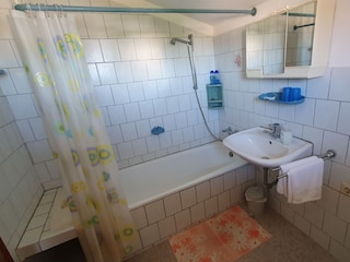 Badezimmer und WC I.OG
