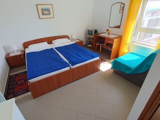 Zimmer 2 / 8 (1. / 2. OG), Doppelbett mit Zustellbett