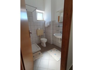 Zimmer 2 / 8 (1. / 2. OG), Badezimmer