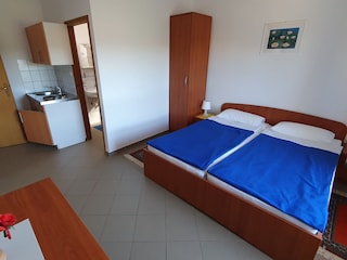Zimmer 3 / 9 (1. / 2. OG), DB mit Couch im Nebenzimmer