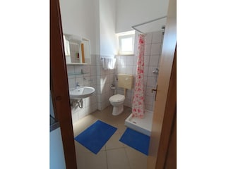 Zimmer 3 / 9 (1. / 2. OG), Badezimmer
