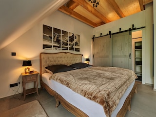 Eines von zwei gleichen Schlafzimmern mit Dopelbett