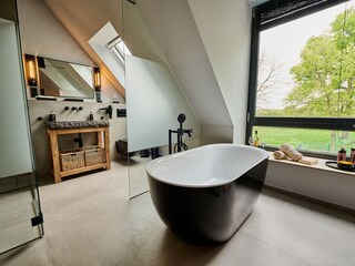 Eigene Badezimmer der Schlafzimmer mit Dusche und Badew