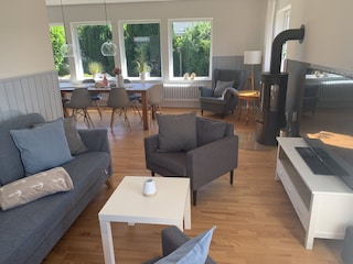 Der gemütliche Wohnbereich des Ferienhauses.