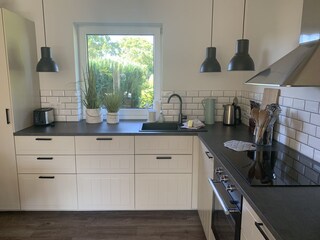 Die moderne Küche des Ferienhauses.