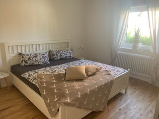 Schlafzimmer im EG mit Doppelbett.